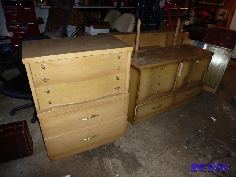 lot 13 image: Bedroom set Blonde bedroom set includes ches...