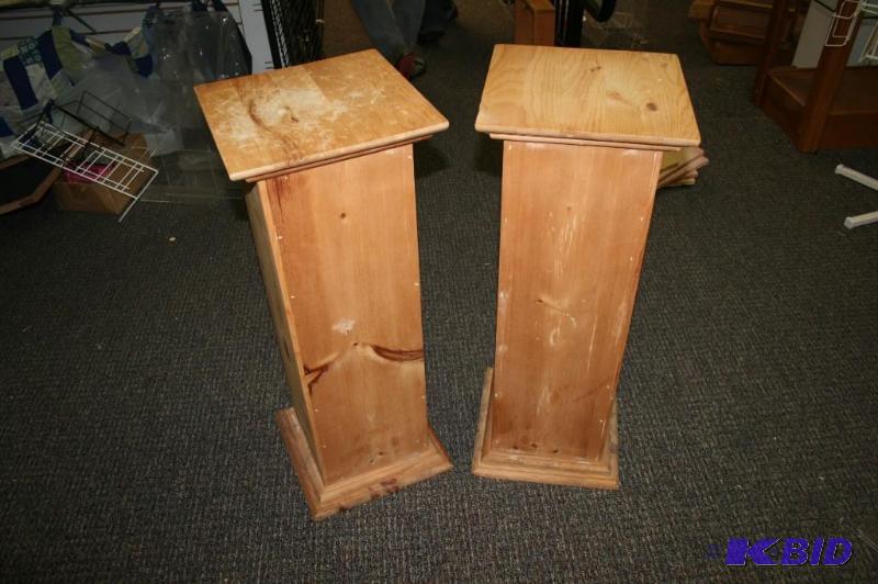 lot 105 image: Pedestal Stands