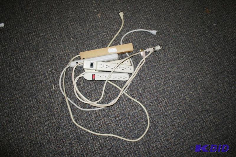 lot 144 image: Lot of 5 power strips
