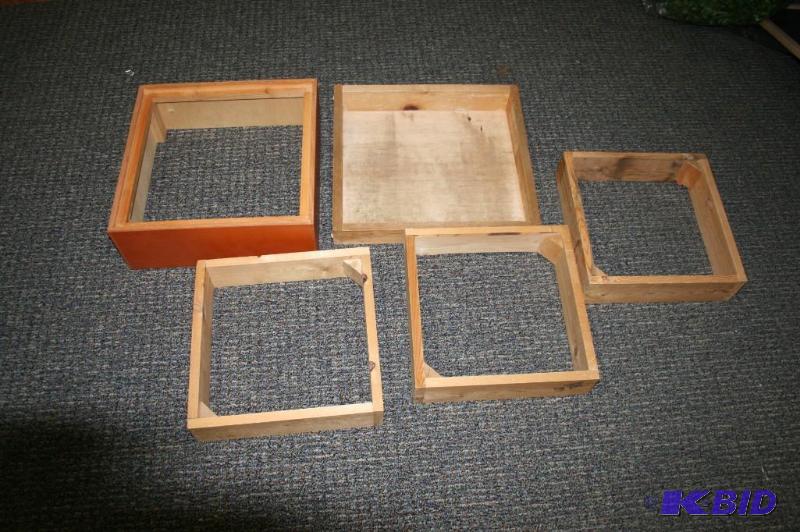 lot 163 image: Wood displays- Lot of 5