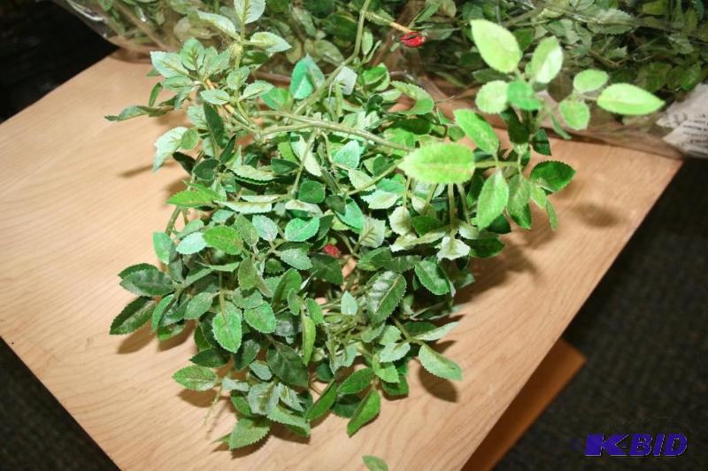 lot 173 image: Bag of artificial greenery