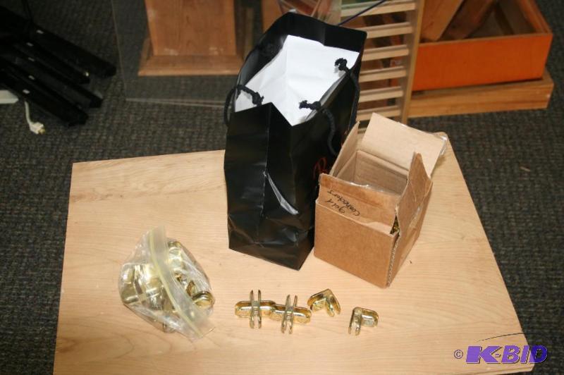 lot 189 image: Box of connectors- Gold