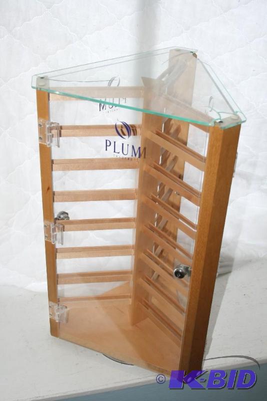 lot 19 image: display case