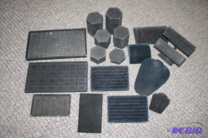 lot 200 image: Jewelry Displays- Mixed lot
