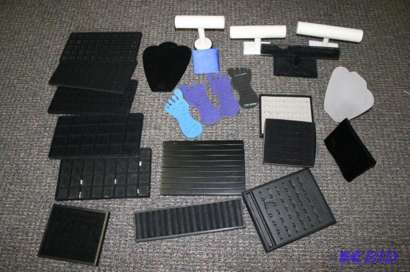lot 201 image: Jewelry Displays- Mixed lot