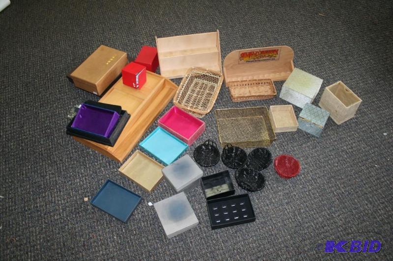 lot 219 image: Large lot of display peices