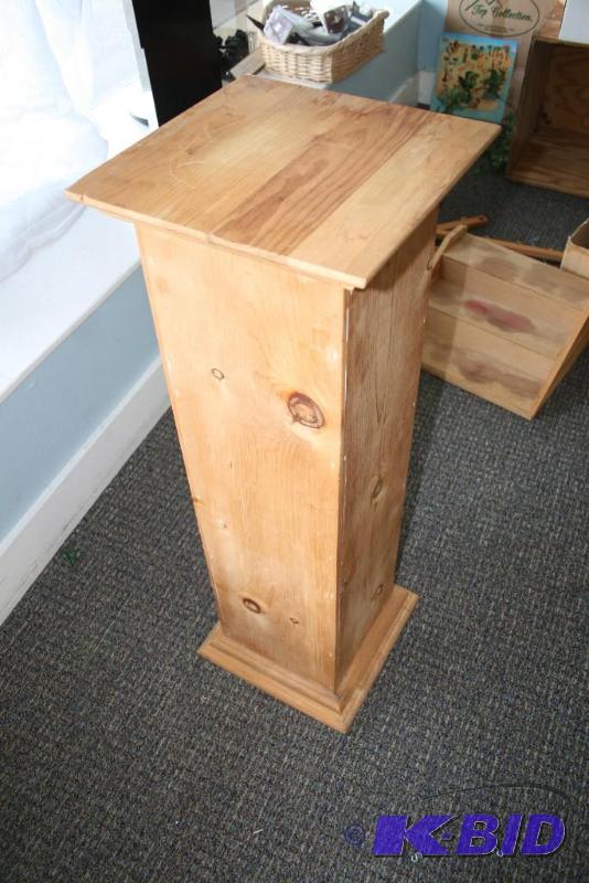 lot 26 image: Wooden Pedestal