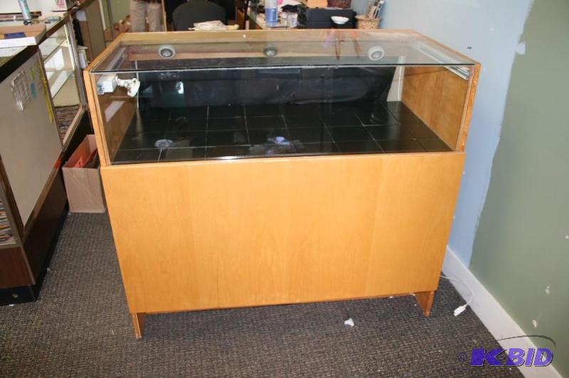 lot 3 image: display case
