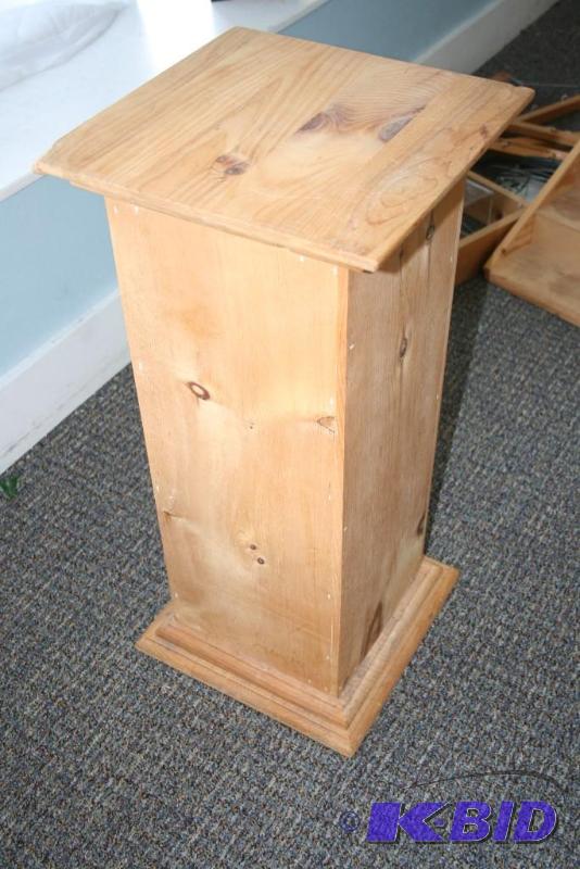 lot 31 image: Wooden Pedestal
