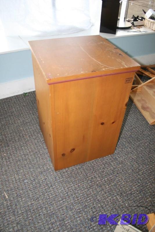 lot 32 image: Wooden Pedestal