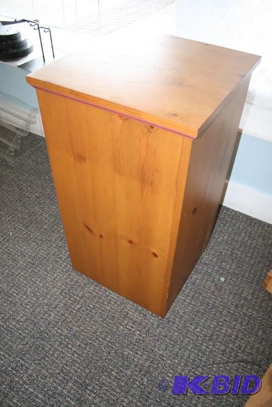 lot 33 image: Wooden Pedestal