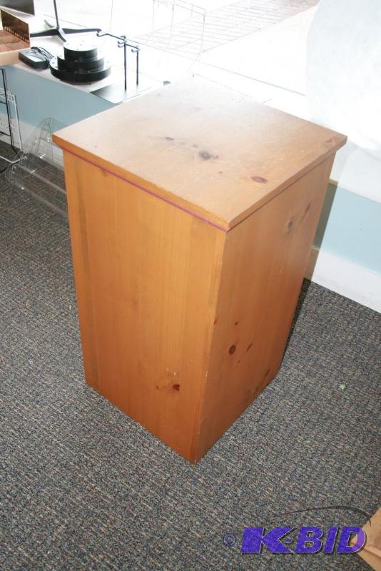 lot 34 image: Wooden Pedestal