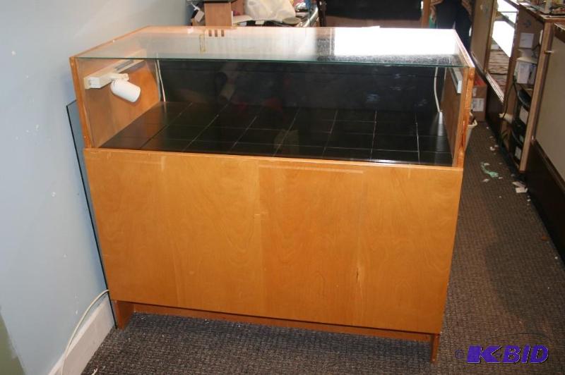 lot 4 image: display case