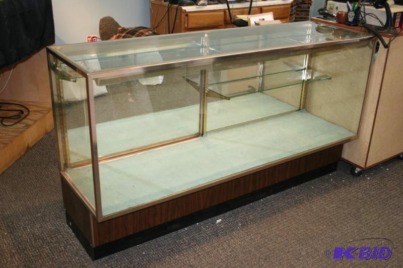 lot 5 image: display case