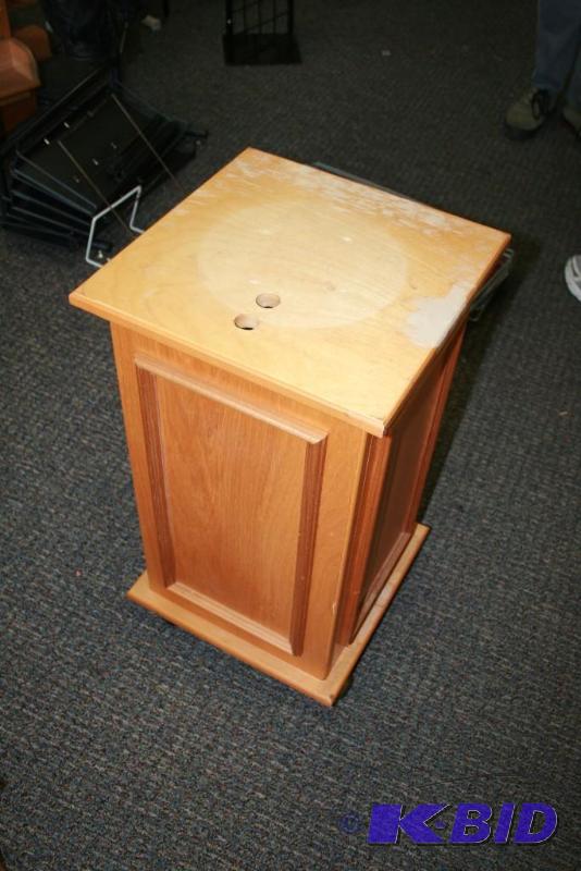 lot 72 image: Pedestal Stand