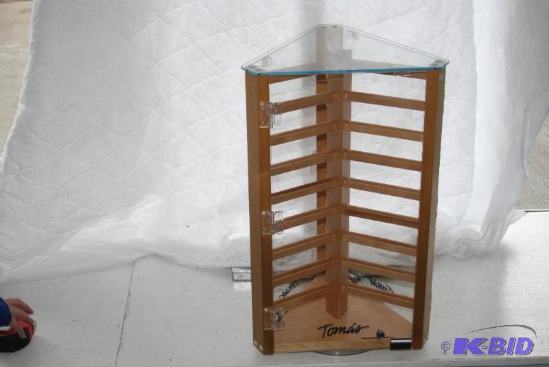 lot 86 image: display case