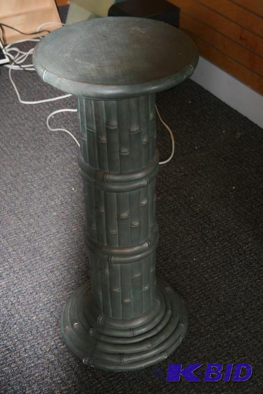 lot 9 image: Pedestal Stand