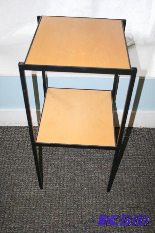 lot 90 image: Display Table