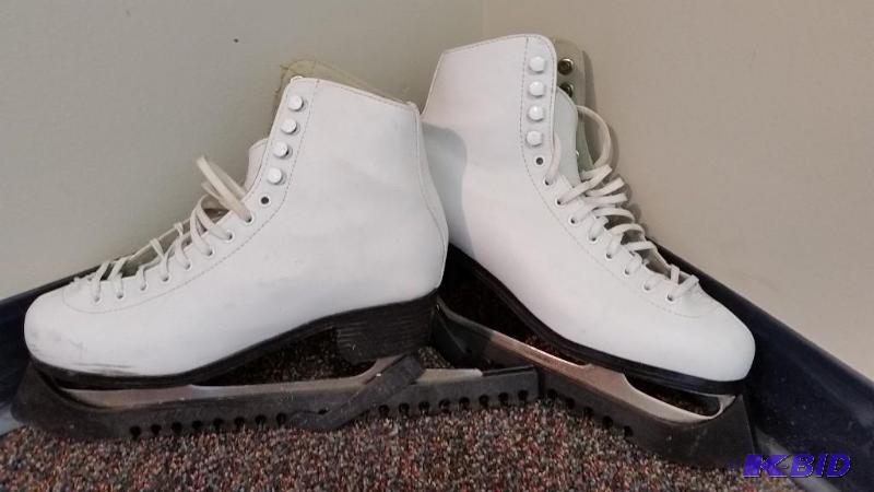 lot 35 image: American Brand Ladies White Figure Skates Size 9.  Gently Used See Pics