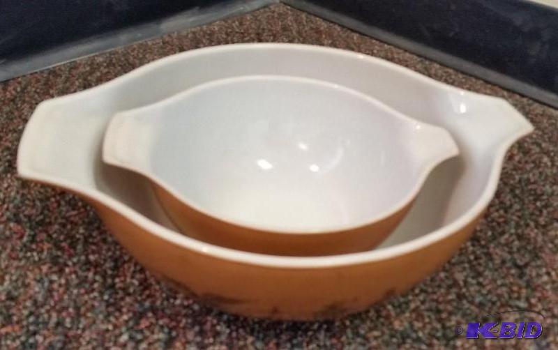 lot 43 image: Lot of 2 Vintage Pyrex Casserole Bowls