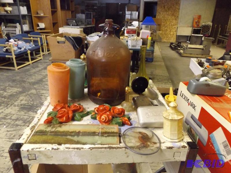 lot 500 image: Variety lot of Decor items and collectibles. ...