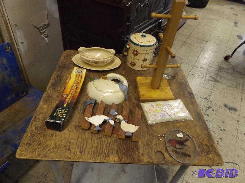 lot 563 image: Lot of Household misc, cup rack, gravy boat, ...