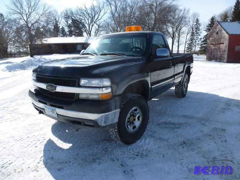 lot 8 image: 2001 GMC 3500 4WD Single cab long box Has 6...