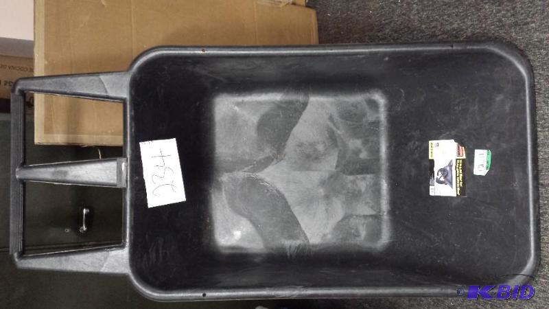 lot 234 image: Rubbermaid 7.5 CU Big wheel Cart