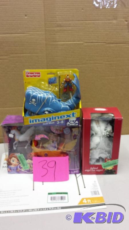 lot 39 image: LOT OF TOYS