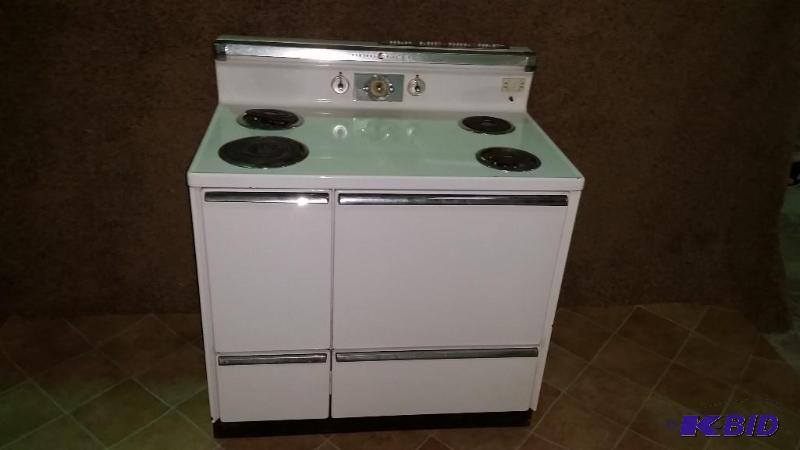 lot 5 image: GE - Vintage Stove