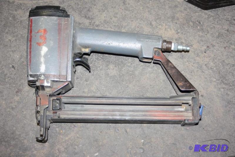 lot 348 image: Senco SKS-L 78-Inch to 1-12-Inch 18-Gauge Narro Air-Powered Nail or Staple Gun 120 PSI, 18.3 Bar.