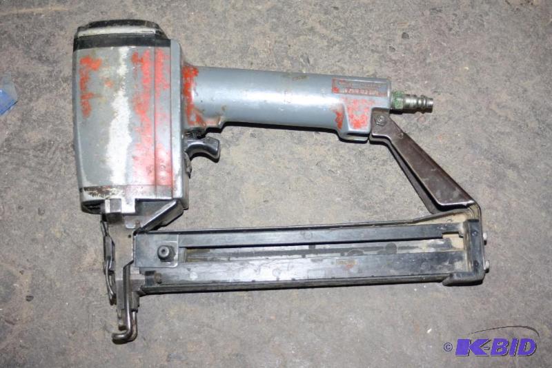 lot 349 image: Senco SKS-L 78-Inch to 1-12-Inch 18-Gauge Narrow Crown Stapler