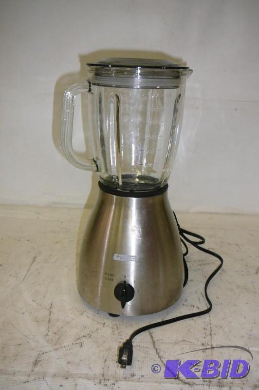 lot 9 image: Everstar Blender missing center cap works...