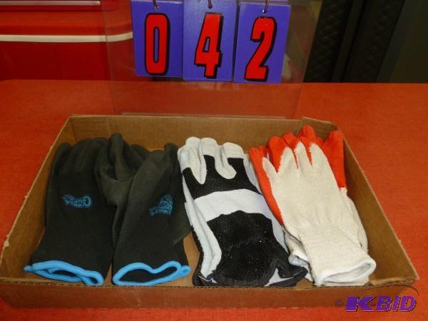 Flat of gloves. As shown. Size medium. Terms....