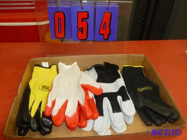 Flat of work gloves. Size large. New conditio...
