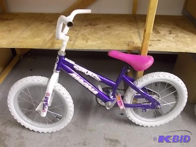 lot 11 image: Girls 16 Inch Bike (One Pedal Missing)...
