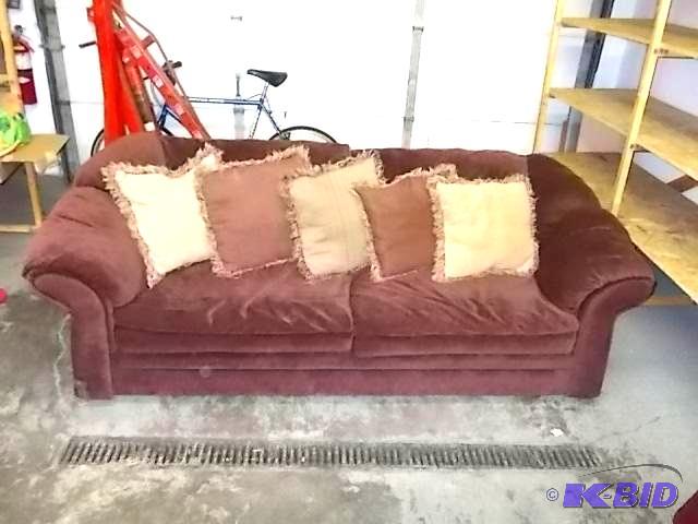 lot 3 image: Sealy Couch & 5 Accent Pillows 94 Inches....