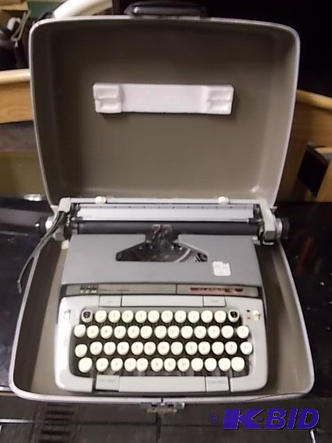 lot 50 image: Smith-Corona Manual Portable Typewriter In Ca...