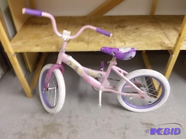lot 9 image: Girls 16 Inch Bike (One Pedal Missing)...
