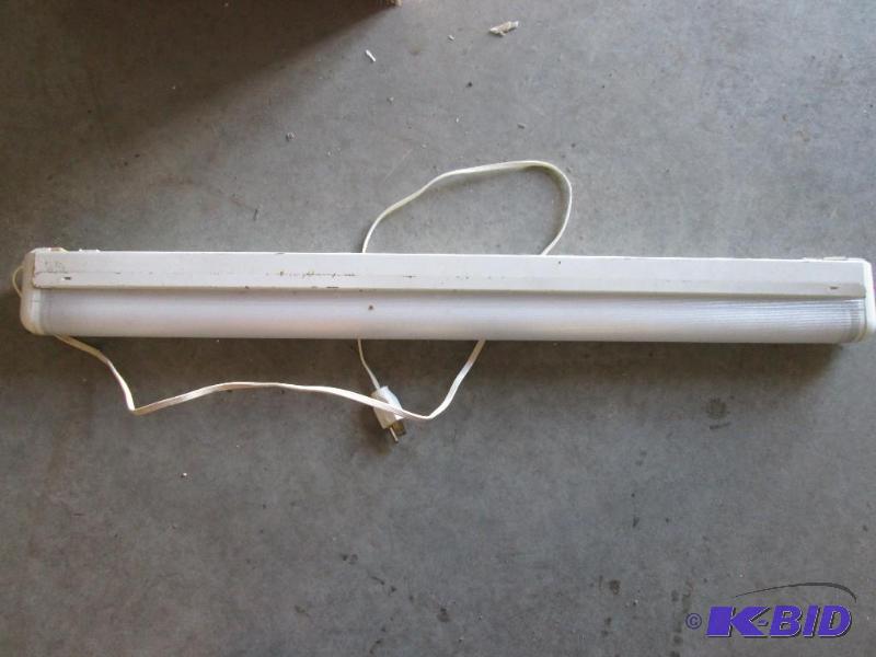 Fluorescent lamp, with plastic cover 4 foot b...