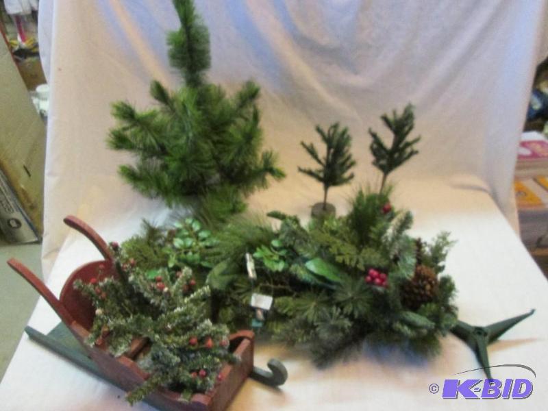 Lot of very nice holiday decorations, includi...
