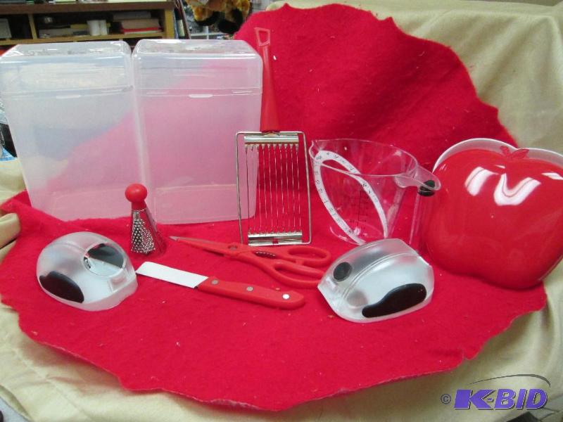 lot 102 image: Measuring cup, 2 storage units, corn stripper...