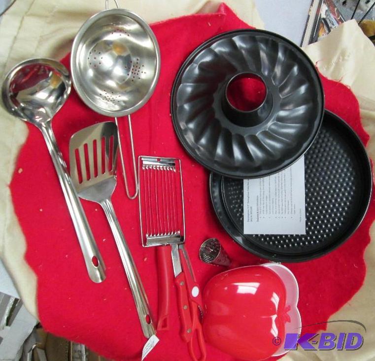 lot 104 image: 9.5" Spring form cake pan with 2 differe...