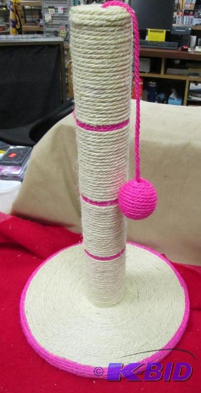 lot 122 image: Pet Scratching post...