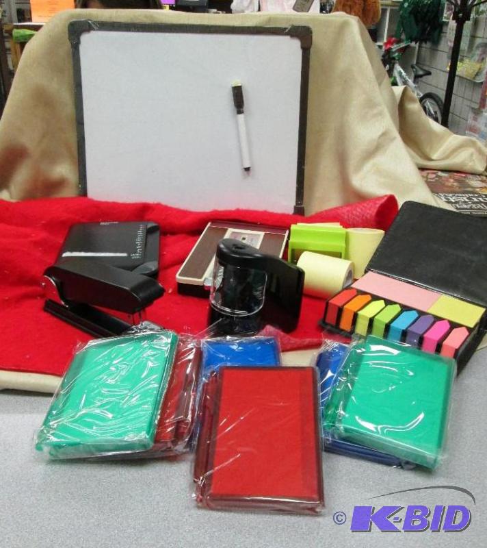 lot 139 image: Deluxe memo holder, Note pad pen set of 6, St...