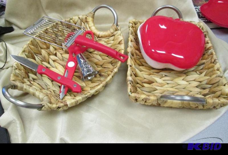 lot 150 image: Water Hyacinth basket set of 2 and a 5 pc gif...