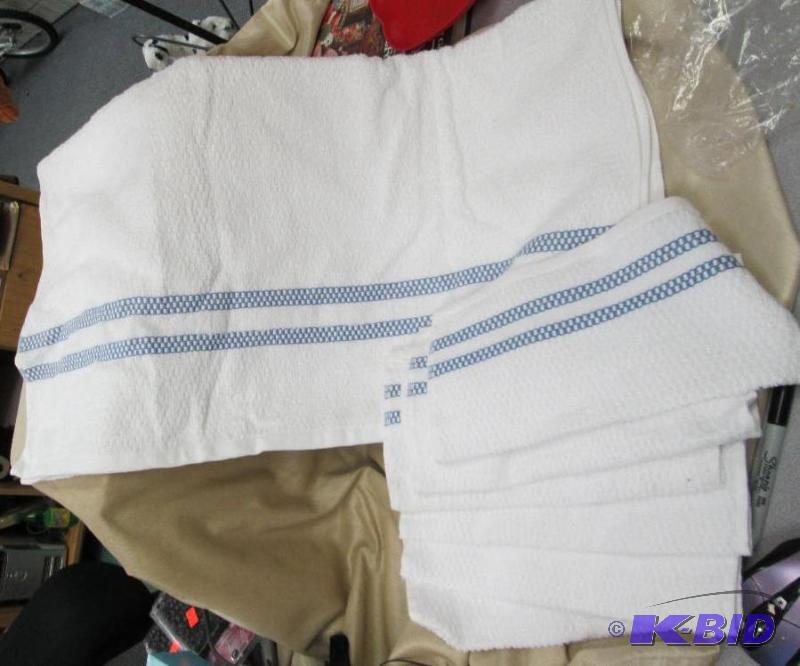 lot 153 image: Popcorn Weave cotton bath sheet and 6 washclo...