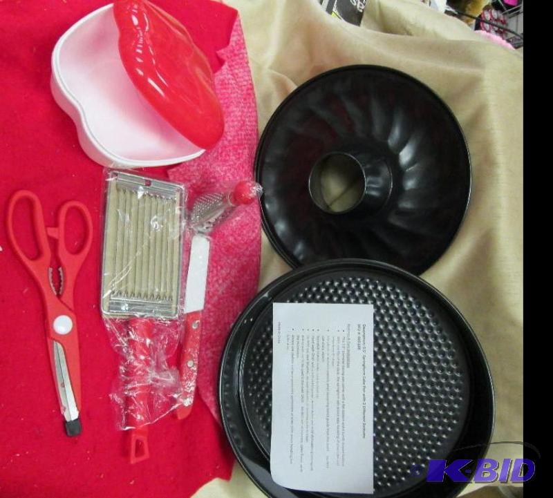 lot 17 image: 9.5" Spring form cake pan with 2 differe...
