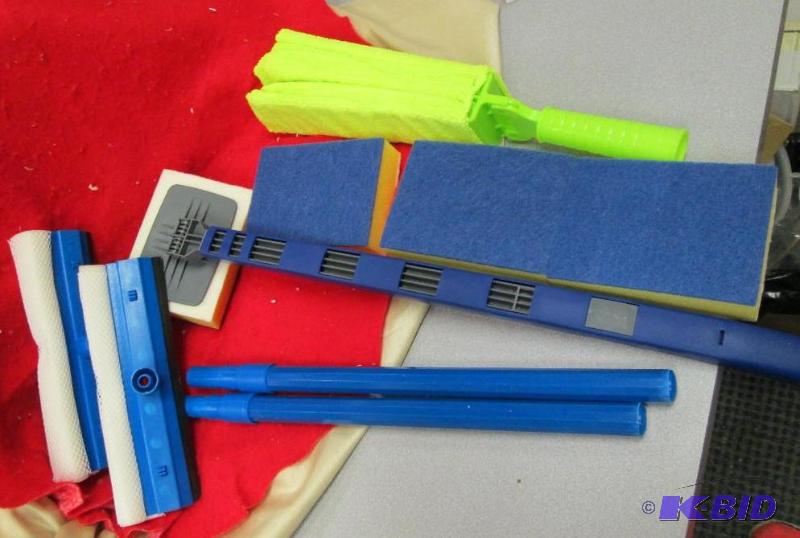 lot 201 image: Jumbo Blind cleaning duster set, tub and tile...