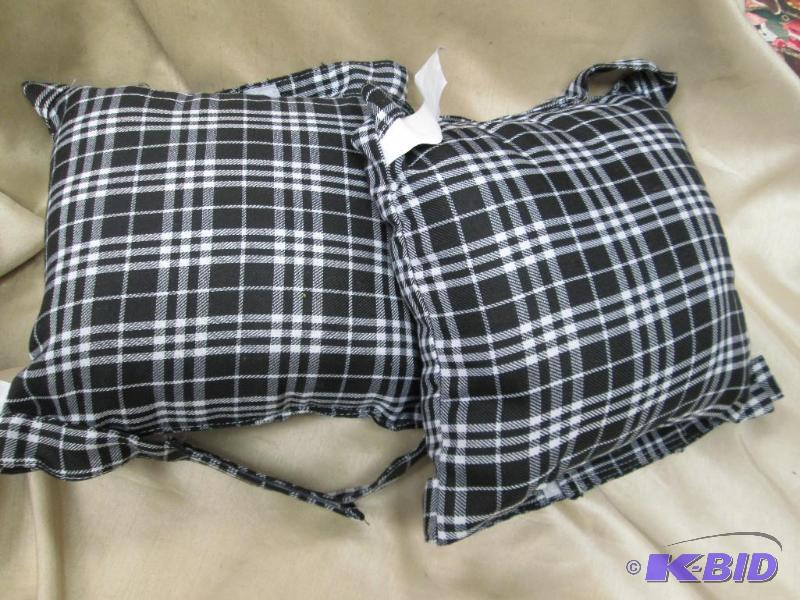 lot 211 image: Orthopedic knee pillows set of 2...